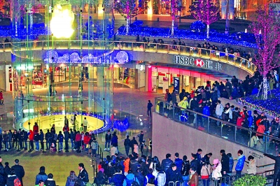 上海 上海浦东苹果零售店外，“果粉”们通宵排队。 新华社